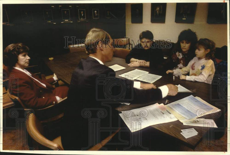 Load image into Gallery viewer, 1933 Press Photo Wauwatosa Attorney Kent C. Jones Explains Document to Weislings
