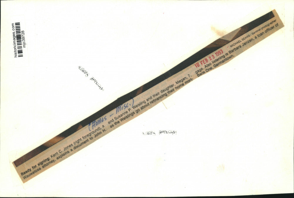 1933 Press Photo Wauwatosa Attorney Kent C. Jones Explains Document to Weislings