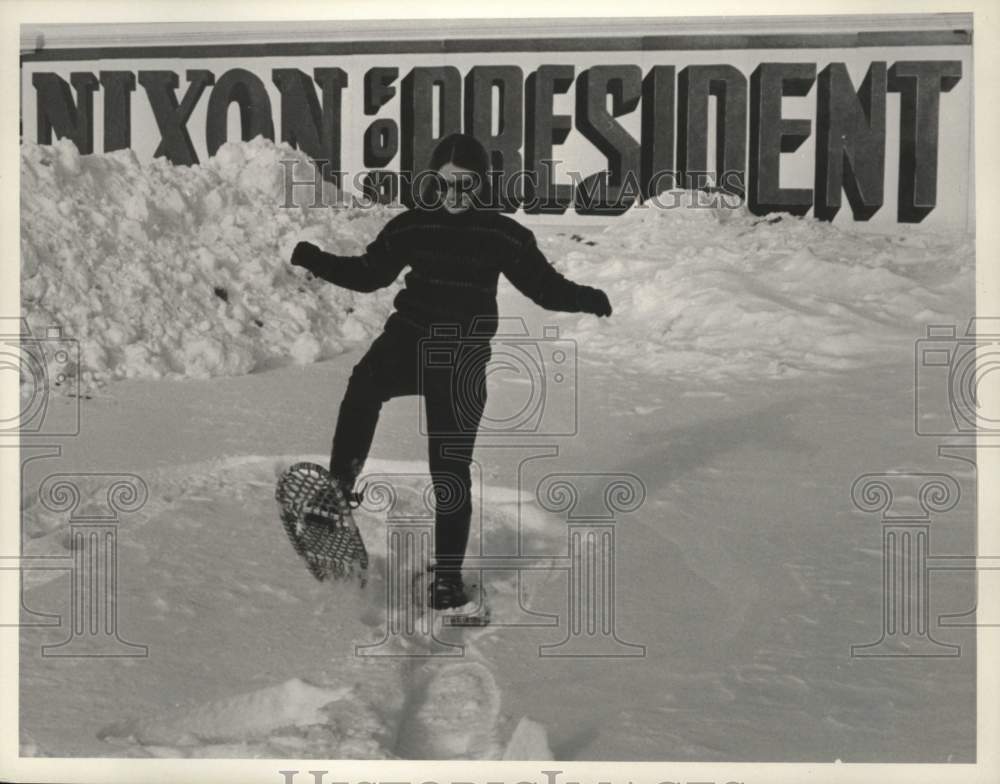 1968 Press Photo Lady snowshoes by a &quot;Nixon For President&quot; sign in Concord N.H.- Historic Images