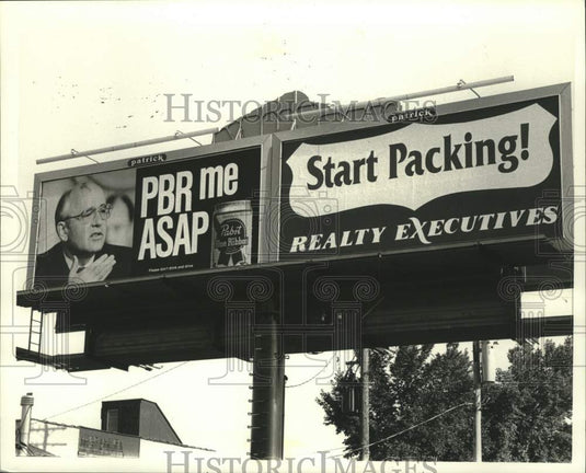 1991 Press Photo Pabst Blue Ribbon Beer Billboard next to Realtor billboard, WI- Historic Images
