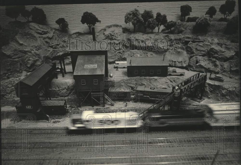 1985 Press Photo Model Trains speeds down track, Lionel Railroad Club, Milwaukee
