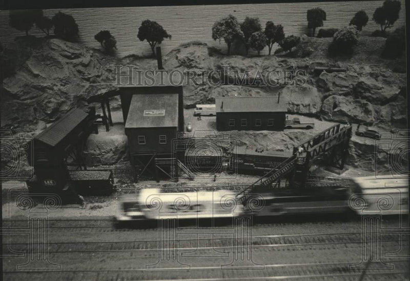 Load image into Gallery viewer, 1985 Press Photo Model Trains speeds down track, Lionel Railroad Club, Milwaukee
