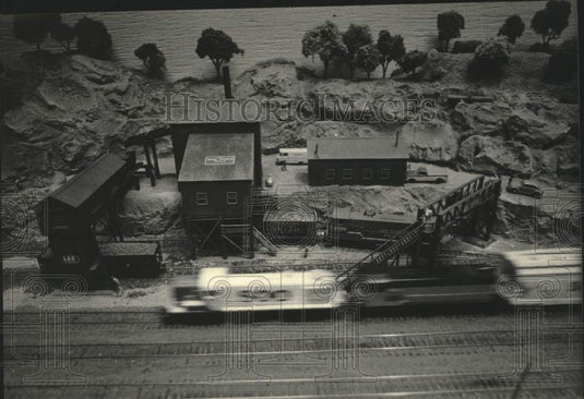 1985 Press Photo Model Trains speeds down track, Lionel Railroad Club, Milwaukee
