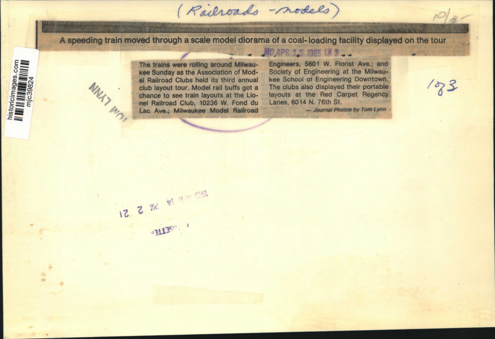 1985 Press Photo Model Trains speeds down track, Lionel Railroad Club, Milwaukee