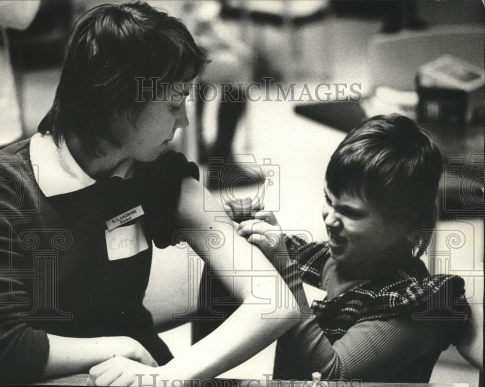 1974 Press Photo kid gives insulin shot, Milwaukee Children's Hospital of WI