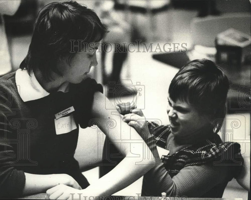 Load image into Gallery viewer, 1974 Press Photo kid gives insulin shot, Milwaukee Children's Hospital of WI
