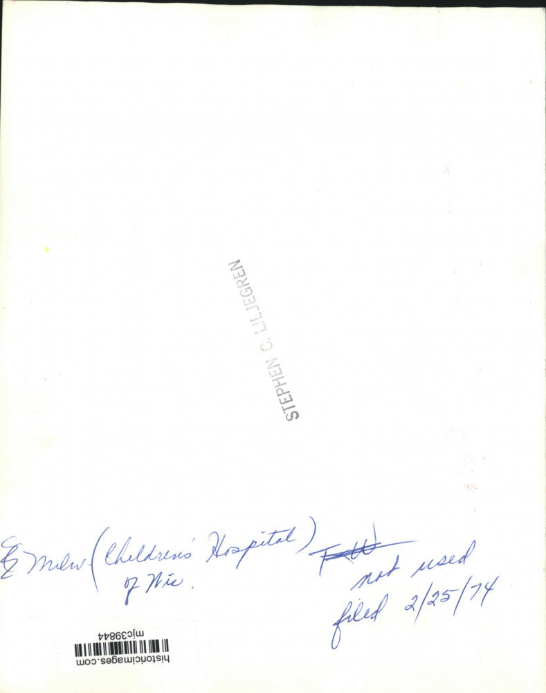 1974 Press Photo kid gives insulin shot, Milwaukee Children's Hospital of WI