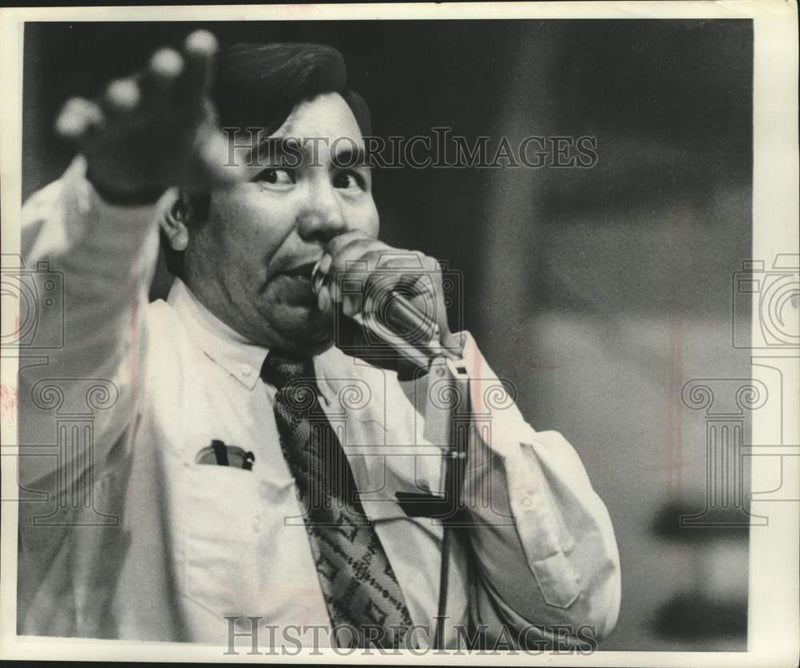 Load image into Gallery viewer, 1975 Press Photo Bob Chavez, auctioneer for the Navajo rug sale - mjc39852
