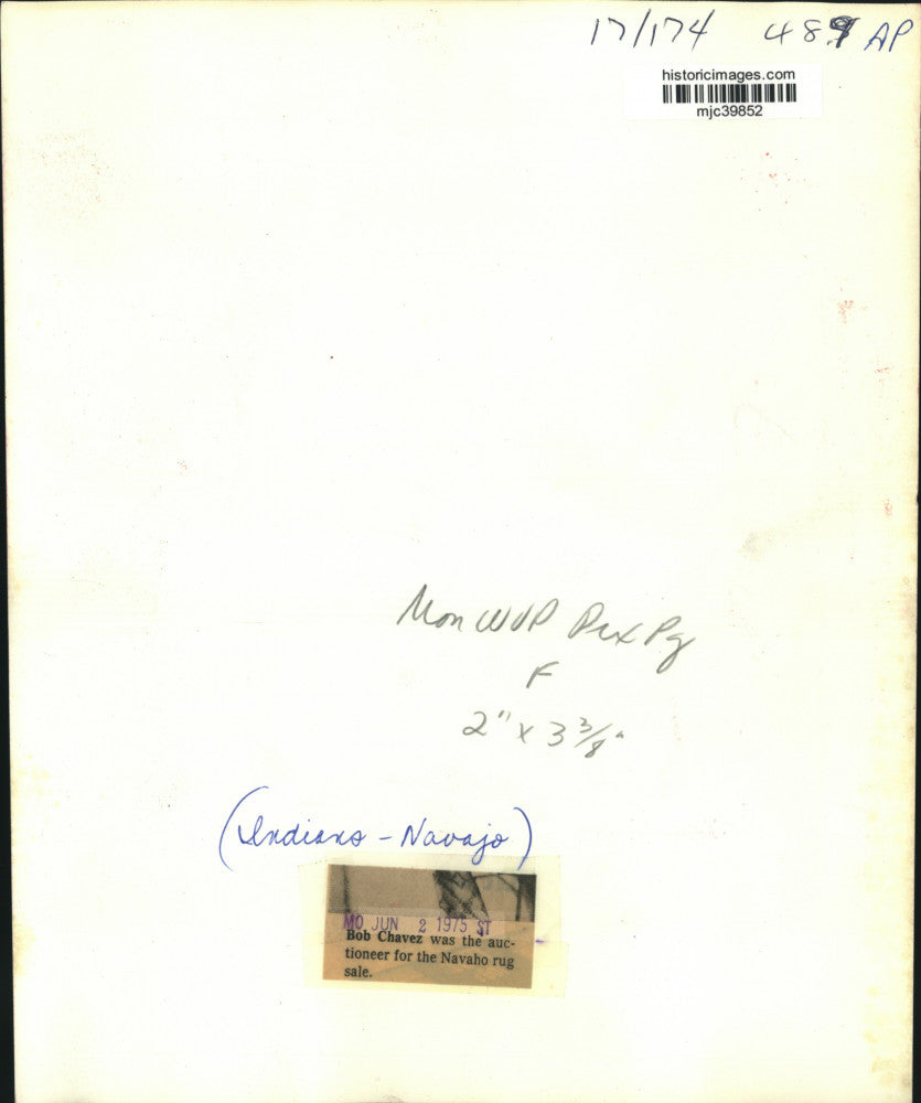 1975 Press Photo Bob Chavez, auctioneer for the Navajo rug sale - mjc39852