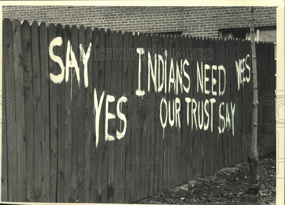 1988 Press Photo painted sign on Potawatomi Indian School fence about trust, WI- Historic Images