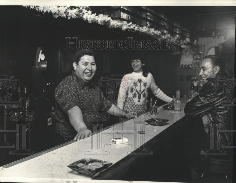1973 Press Photo Anton Danforth, Milwaukee Indian Bartender at Mr. D's & patrons