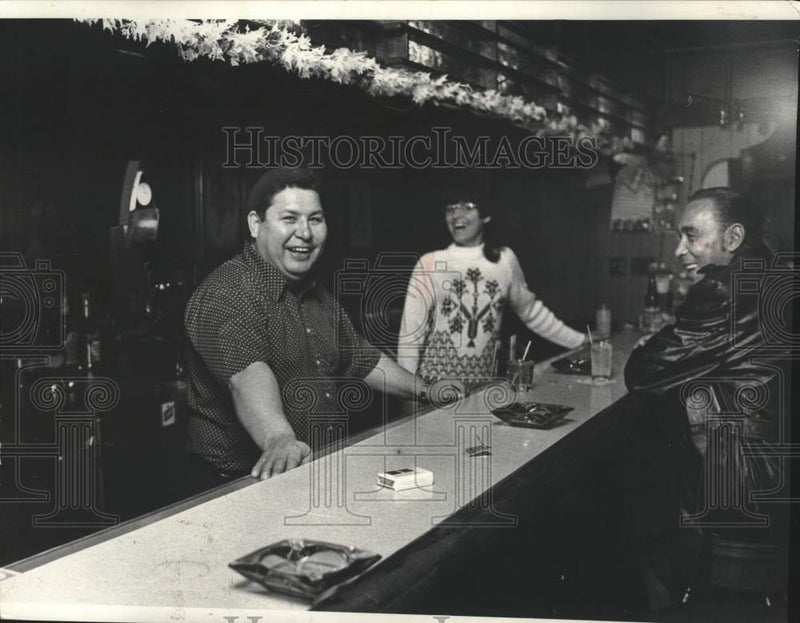 Load image into Gallery viewer, 1973 Press Photo Anton Danforth, Milwaukee Indian Bartender at Mr. D's &amp; patrons
