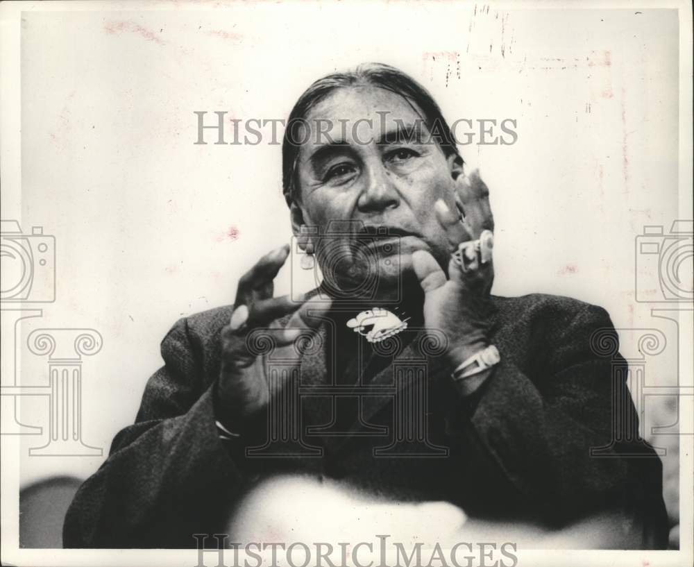 1967 Press Photo Navajo Indian school board meeting an elder makes a point, WI
