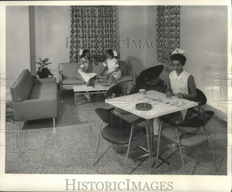Load image into Gallery viewer, 1962 Press Photo Student nurses at Milwaukee Children's Hospital - mjc39994
