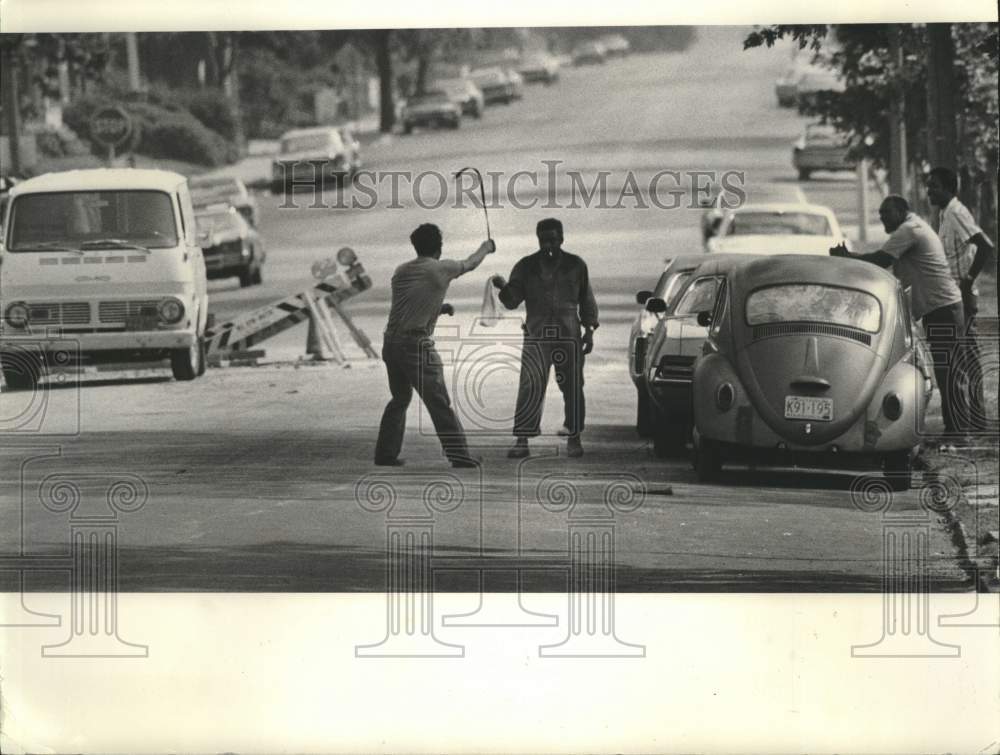 1973 Press Photo Milwaukee Waterworks employees get caught goofing off on clock