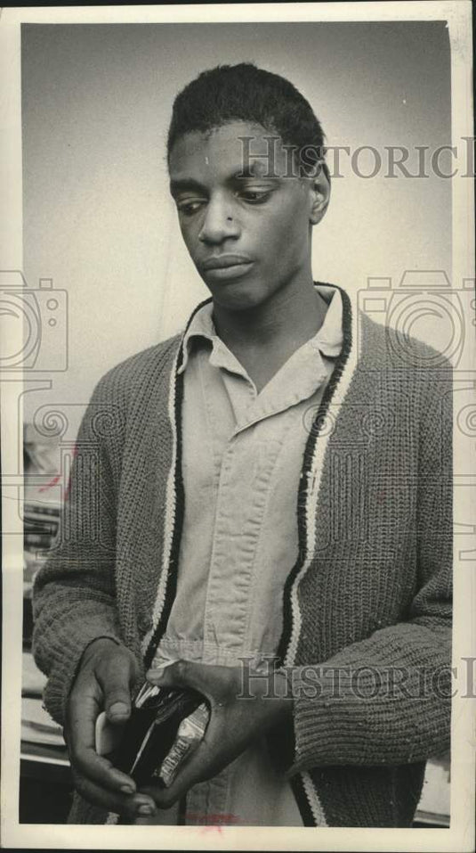 1966 Press Photo Junior Lee Davis holds wallet and cigaretts - mjc40275- Historic Images
