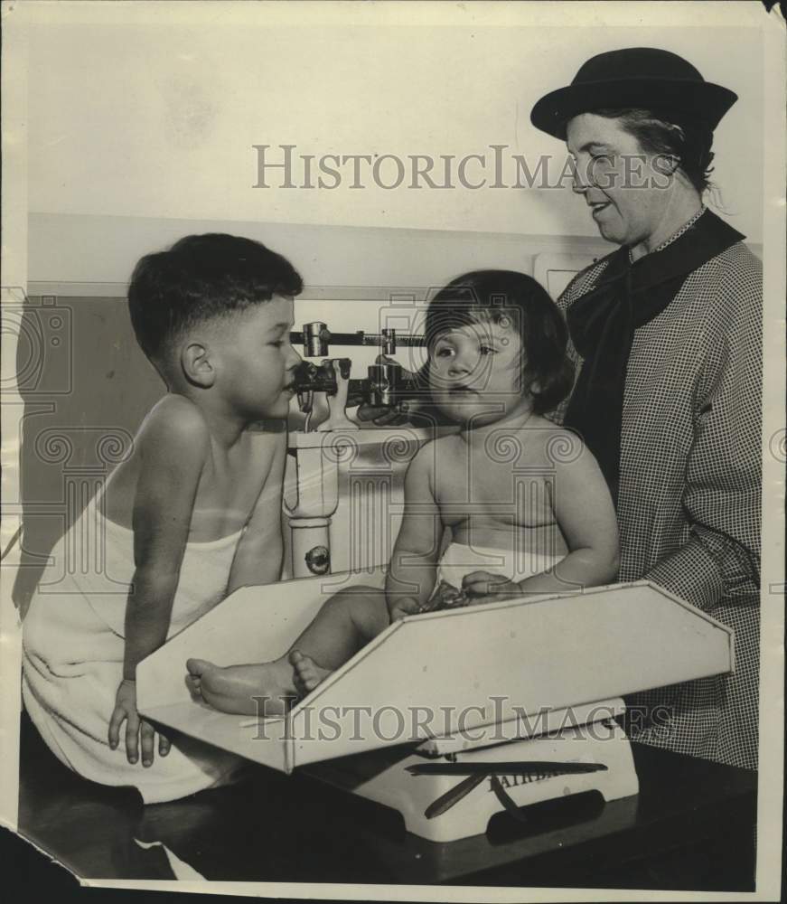 1934 Press Photo Feller twins get medical exam at Garden Homes School ,Milwaukee
