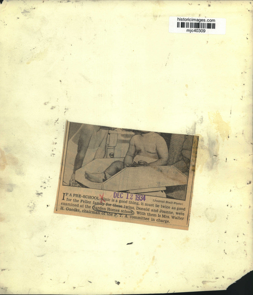 1934 Press Photo Feller twins get medical exam at Garden Homes School ,Milwaukee