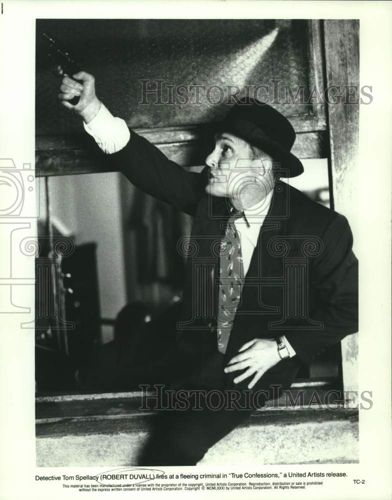 1981 Press Photo Robert Duvall as a Detective firing gun in "True Confessions."- Historic Images