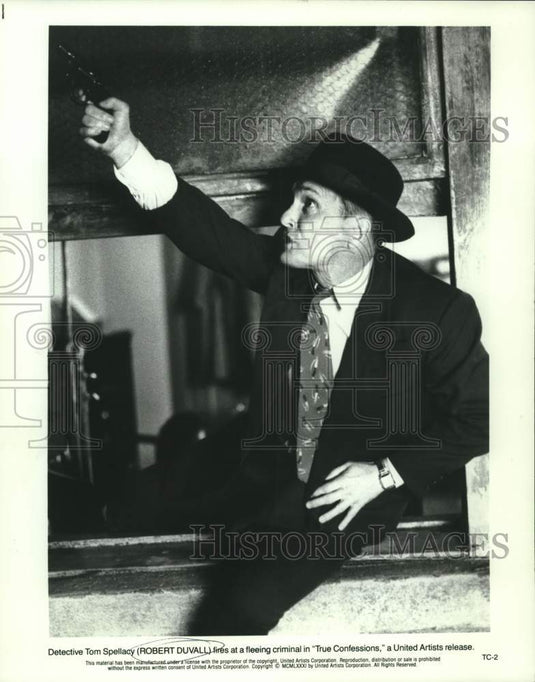 1981 Press Photo Robert Duvall as a Detective firing gun in "True Confessions."- Historic Images