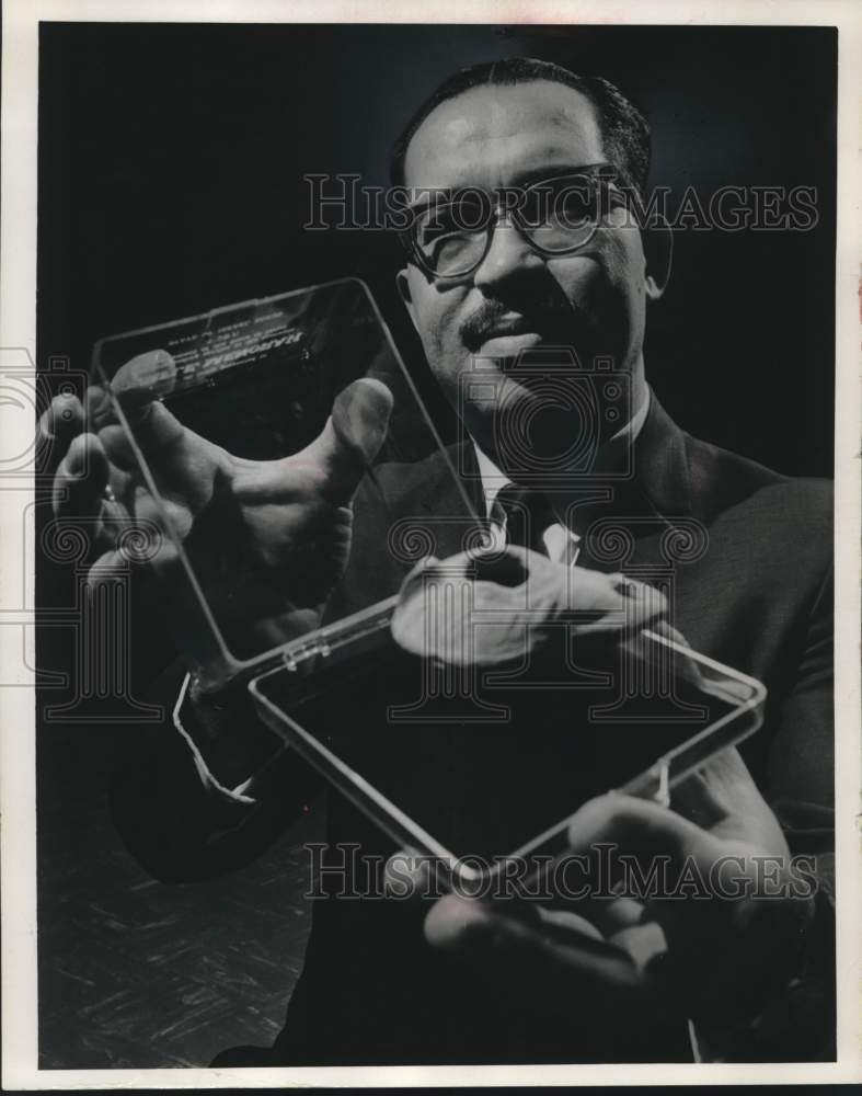 1966 Press Photo Rabbi Isaac Lerer presented ancient Israeli oil lamp,Wisconsin.