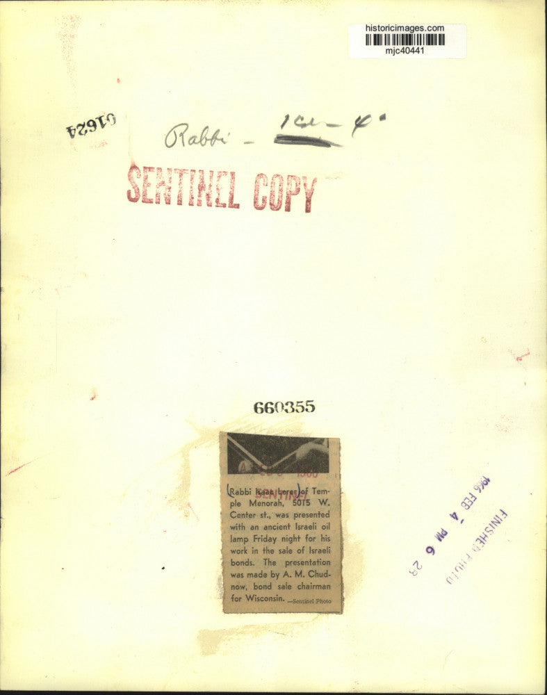 1966 Press Photo Rabbi Isaac Lerer presented ancient Israeli oil lamp,Wisconsin.