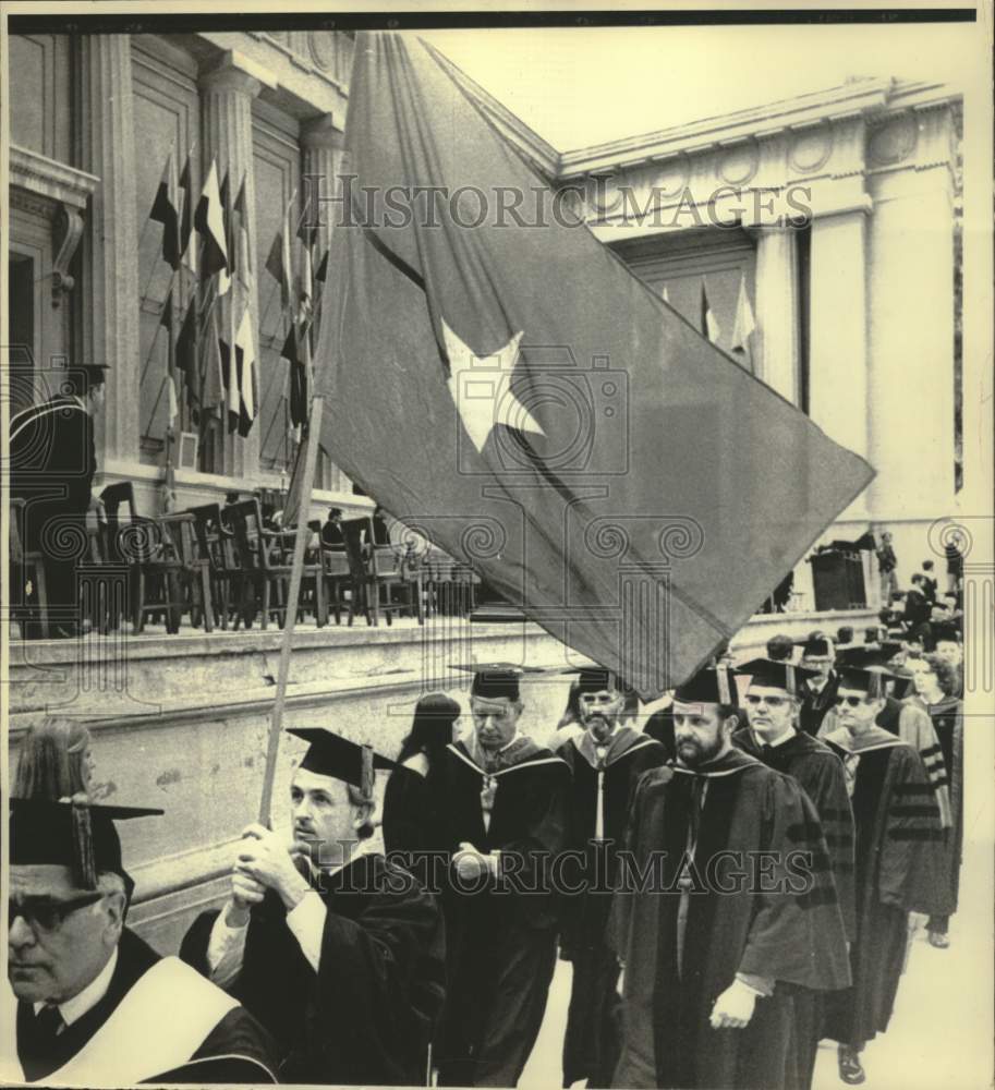 1972 Press Photo Ceremony at Univ. of California with Vietcong flag, U.S.