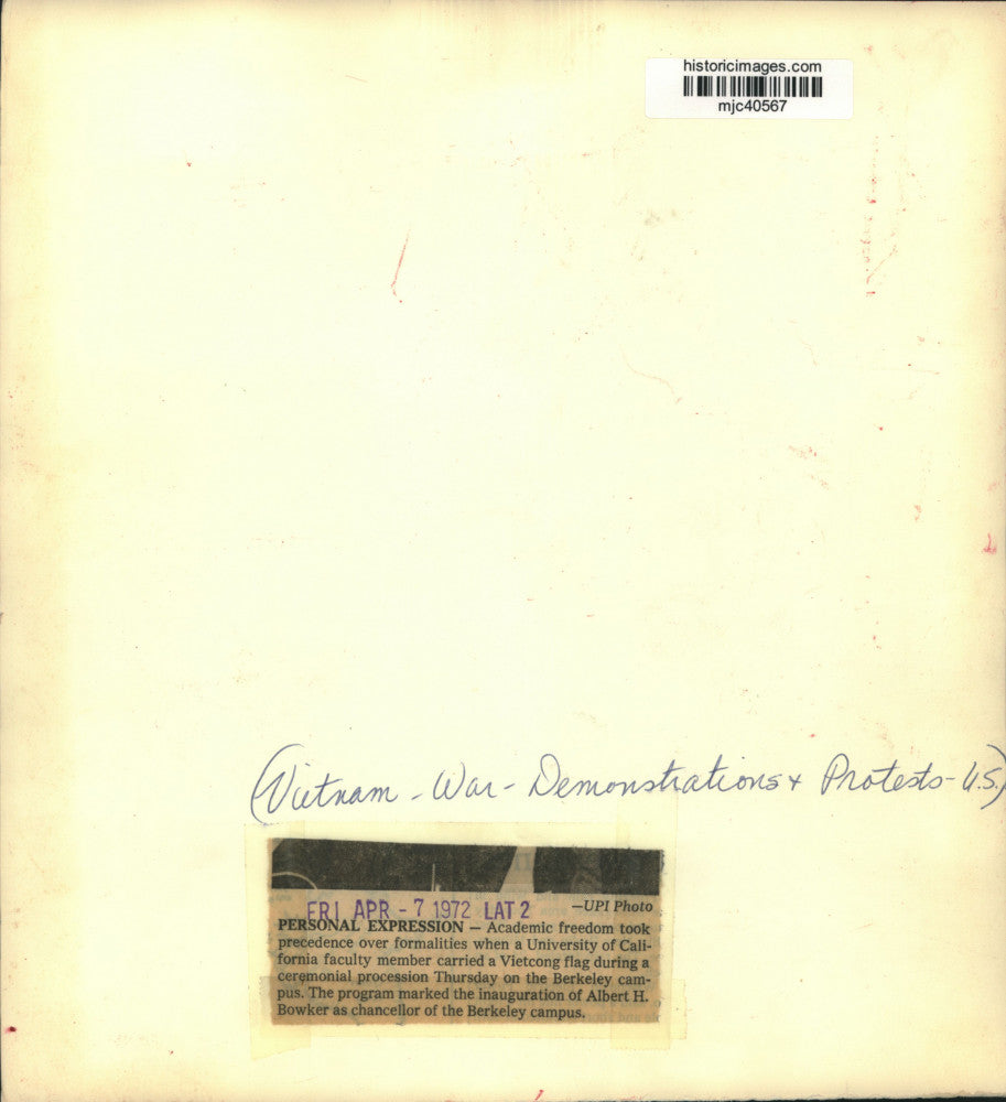 1972 Press Photo Ceremony at Univ. of California with Vietcong flag, U.S.