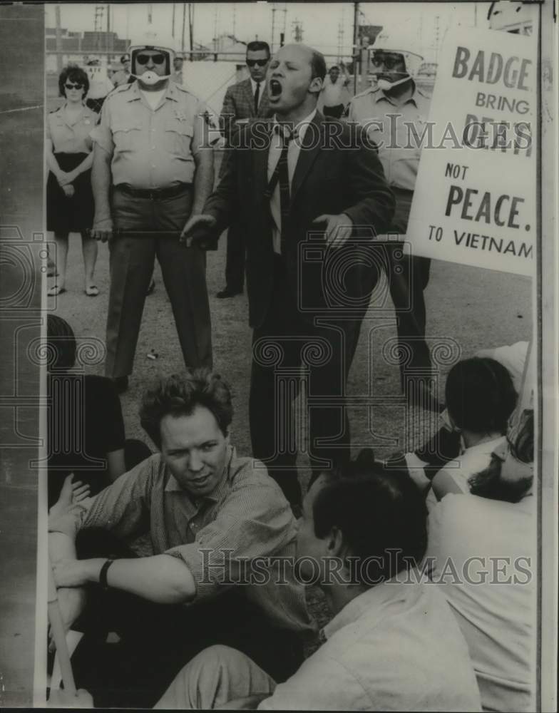 1966 Press Photo Vietnam War - Evan Stark Leads Protest in Baraboo, Wisconsin- Historic Images