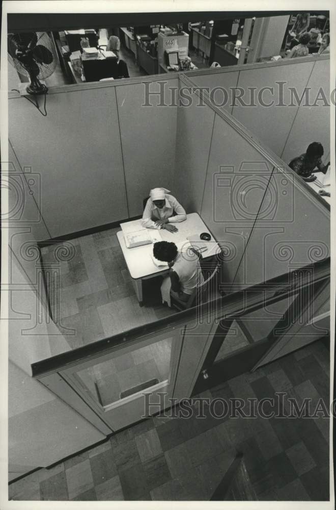 Load image into Gallery viewer, 1975 Press Photo Milwaukee County Department of Social Services Office
