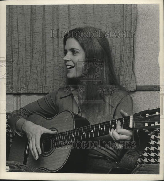 1972 Press Photo Meredith Baxter Birney actress stars in "Bridget Loves Bernie."- Historic Images