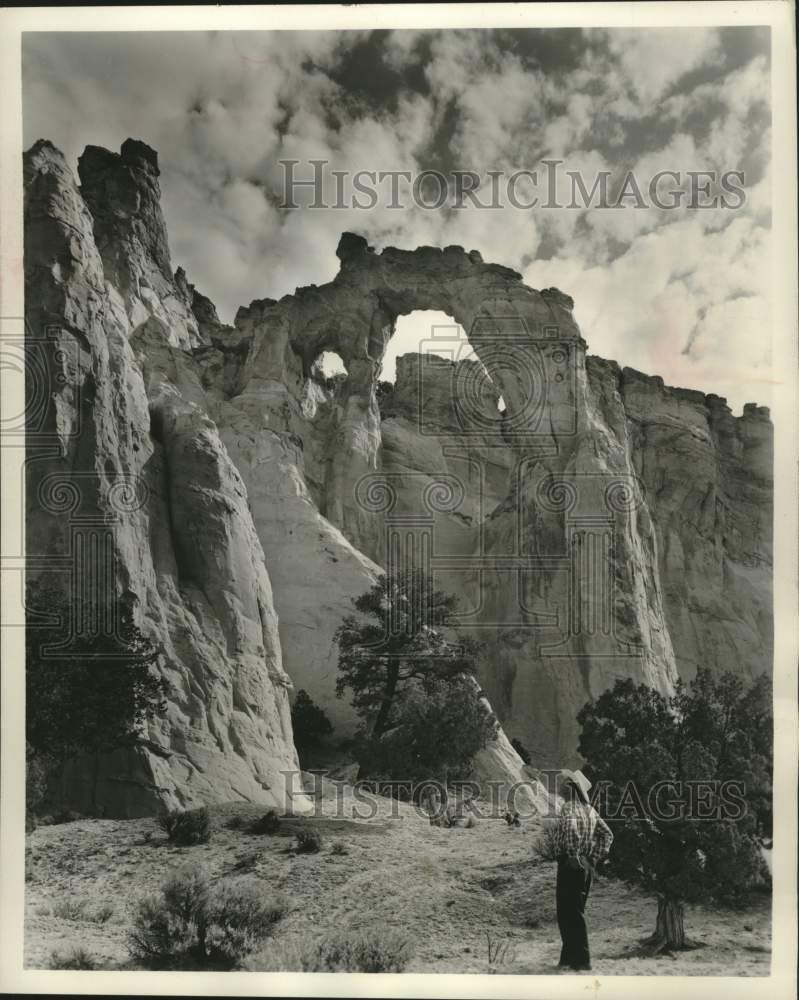 Load image into Gallery viewer, 1959 Press Photo Grosvenor Arch in Southern Utah - mjc40837
