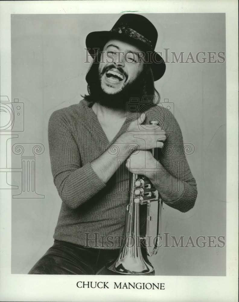 1984 Press Photo Musician Chuck Mangione laughing with his trumpet - mjc40888- Historic Images