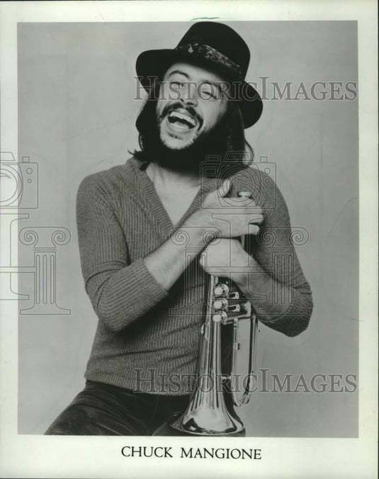 1984 Press Photo Musician Chuck Mangione laughing with his trumpet - mjc40888- Historic Images