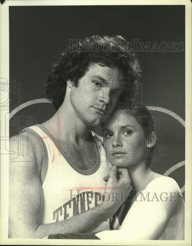 1980 Press Photo Actor David Keith and Actress Stephanie Zimbalist in embrace- Historic Images