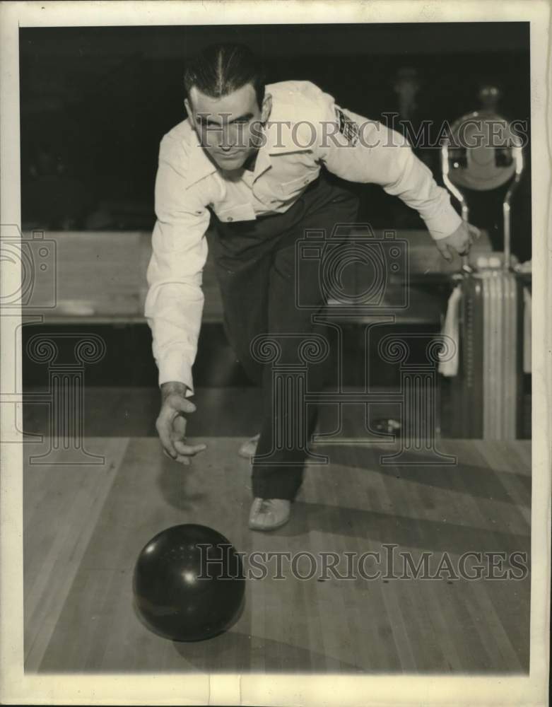 1942 Press Photo Buddy Bomar rolls ball in All-Star Bowling Tournament, Chicago