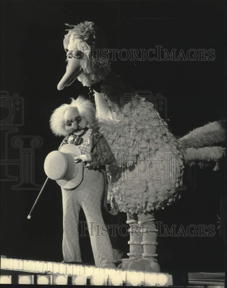 1984 Press Photo P.T. Barnswallow &amp; Big Bird of &quot;Sesame Street&quot; visit Milwaukee- Historic Images