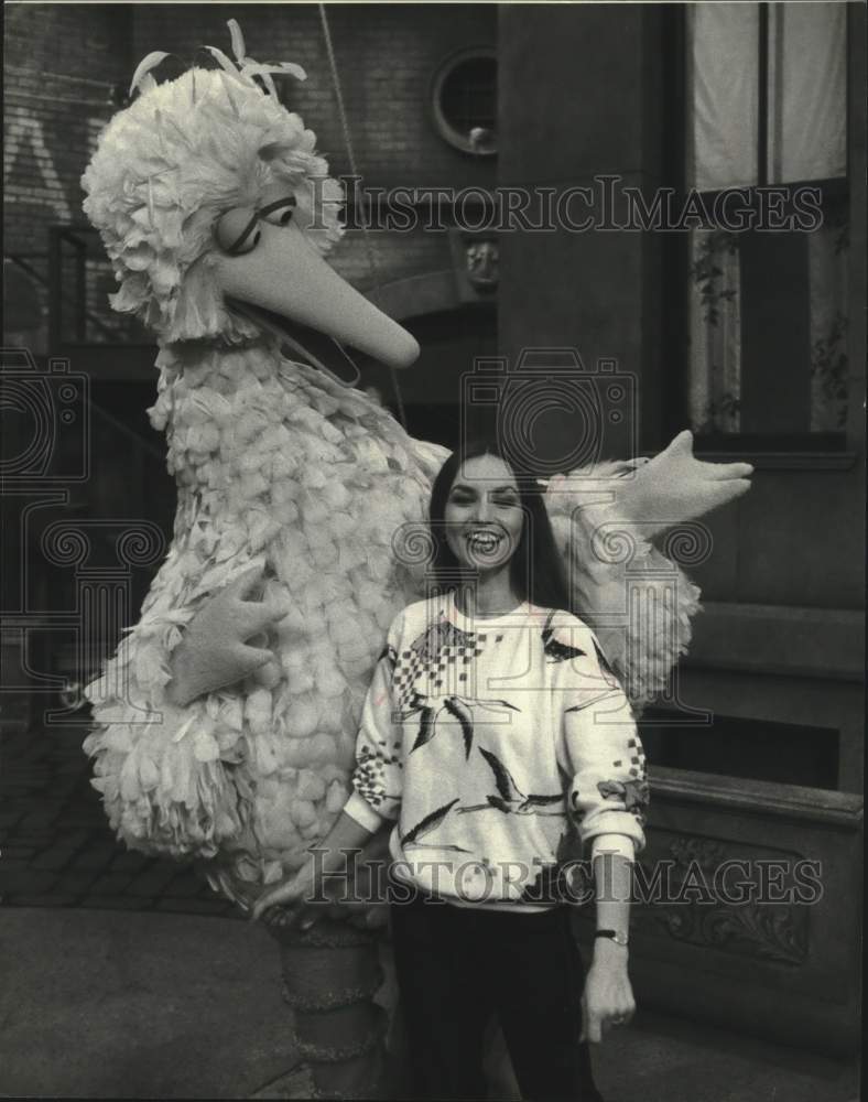 1983 Press Photo Crystal Gayle joins Big Bird for a duet on &quot;Sesame Street&quot;- Historic Images
