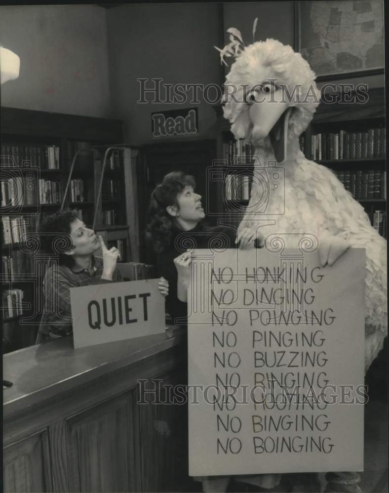1989 Press Photo Big Bird of Sesame Street holds a sign of rules in a Library- Historic Images