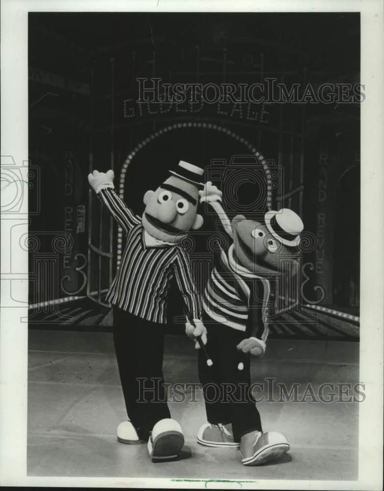 1982 Press Photo Bert &amp; Ernie dance in &quot;Sesame Street Live&quot; at the Auditorium- Historic Images