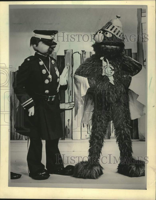 1984 Press Photo Super Grover joins the search for Big Bird on "Sesame Street"- Historic Images