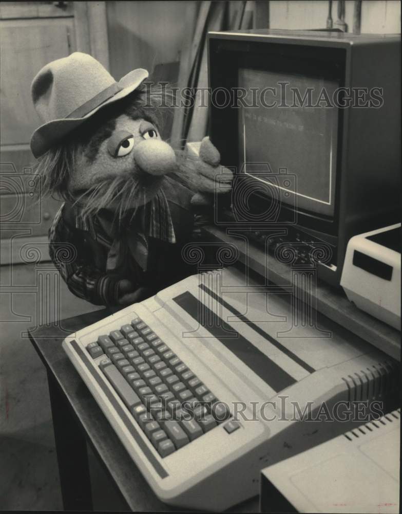 1988 Press Photo Sesame Street Muppet &quot;Forgetful Jones&quot; with his computer- Historic Images