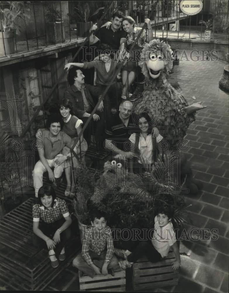 Press Photo Cast of Mexico&#39;s &quot;Sesame Street&quot; or &quot;Plaza Sesamo&quot; - mjc41072- Historic Images