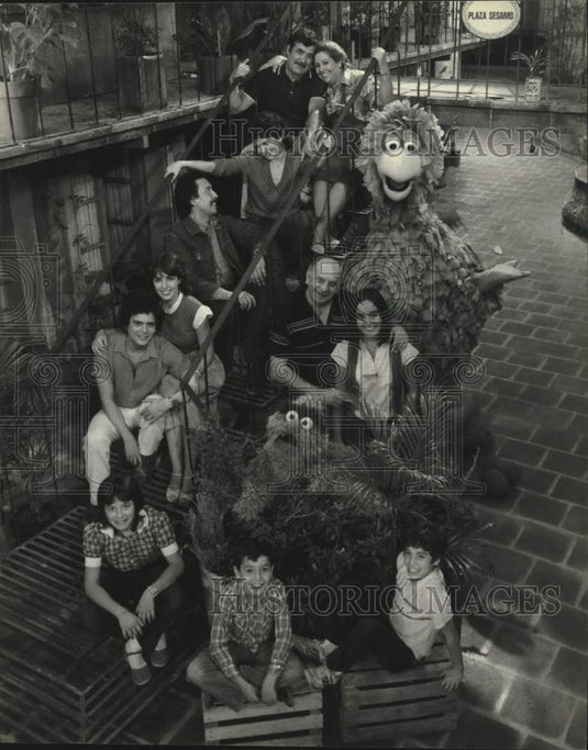 Press Photo Cast of Mexico's "Sesame Street" or "Plaza Sesamo" - mjc41072- Historic Images