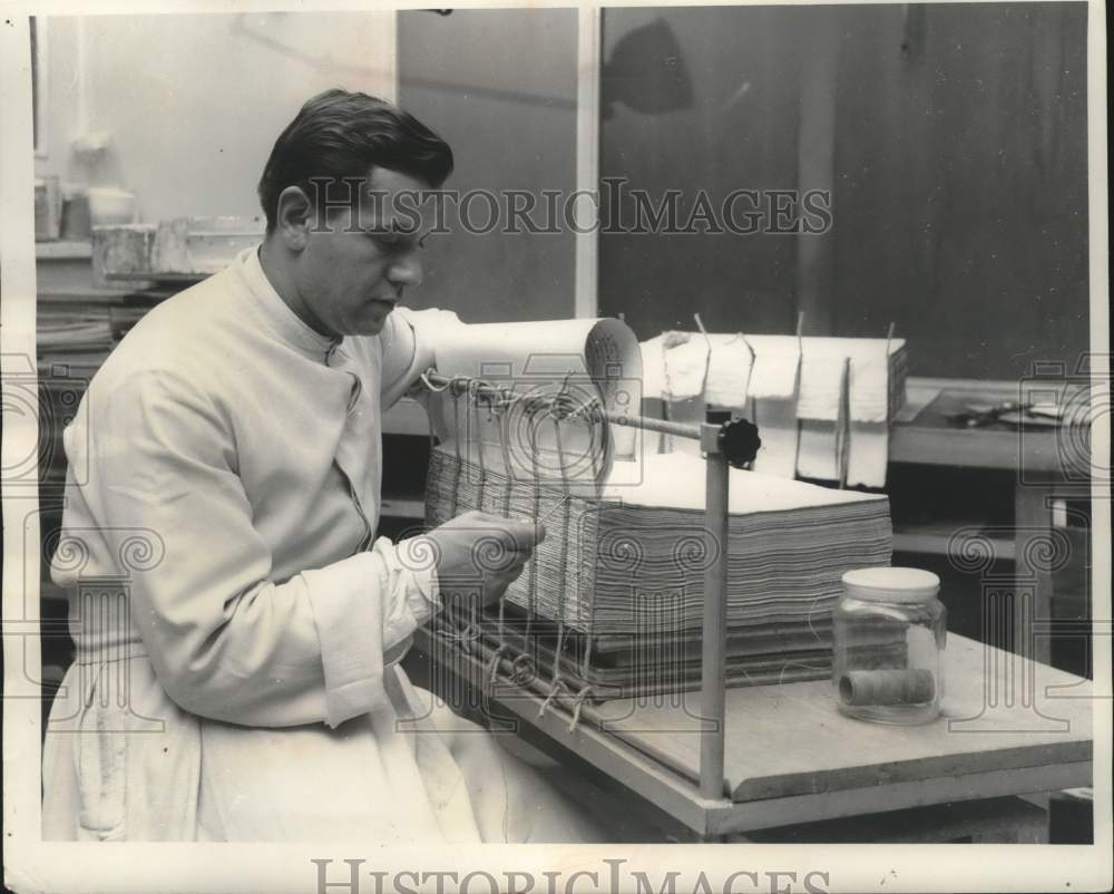1968 Press Photo Dom Alfredo Colombo rebinds old book, Vatican City, Rome, Italy
