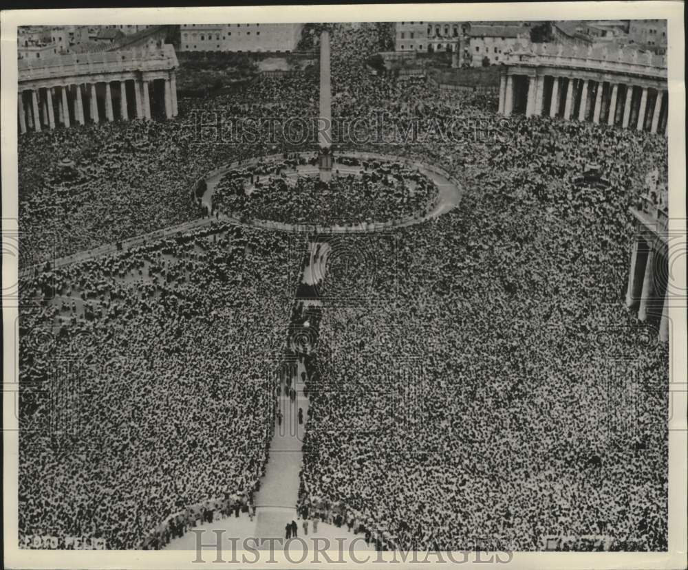 1949 Press Photo Balcony view of Catholic Feminine Youth in St. Peter&#39;s Square- Historic Images