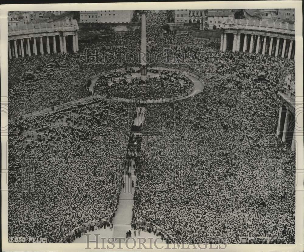 1949 Press Photo Balcony view of Catholic Feminine Youth in St. Peter's Square- Historic Images
