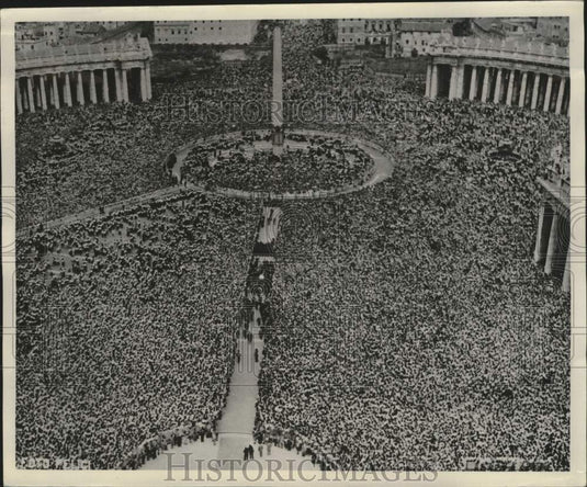 1949 Press Photo Balcony view of Catholic Feminine Youth in St. Peter's Square- Historic Images