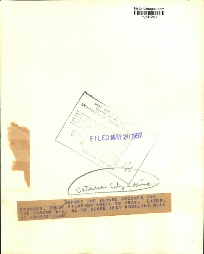 1957 Press Photo Pilgrims kneel in prayer in Vatican City square, Rome, Italy