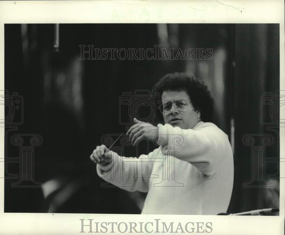 1982 Press Photo James Levine conducts music at a festival - mjc41301- Historic Images